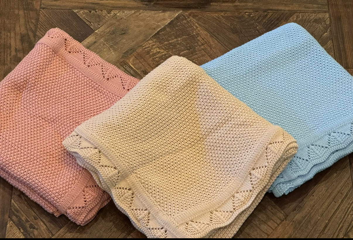 Knit Blanket with Scallop Edge